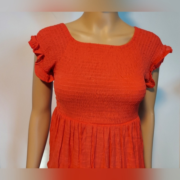 Statement Red: Icon Apparel's Vibrant Short-Sleeve Dress in Size M - Picture 5 of 16